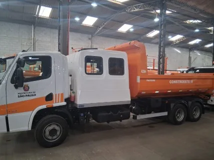 CAMINHÃO BASCULANTE - 6 M³ C/ CABINE