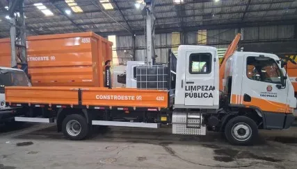 CAMINHÃO COM CARROCERIA DE MADEIRA COMP. 4.20 M COM CABINE