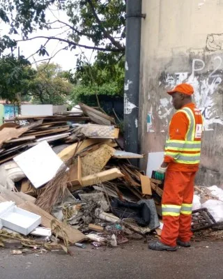COLETA E TRANSPORTE DE MATERIAIS DIVERSOS E DE ENTULHO DESCARTADOS IRREGULARMENTE