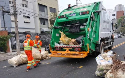 Coleta manual de resíduos de varrição e de feiras-livres com compactador