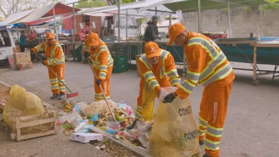 Coleta manual de resíduos orgânicos de feiras-livres