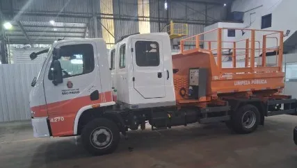 CAMINHÃO COM CONJUNTO ESPECIAL DE LAVAGEM, COM CABINE SUPLEMENTAR