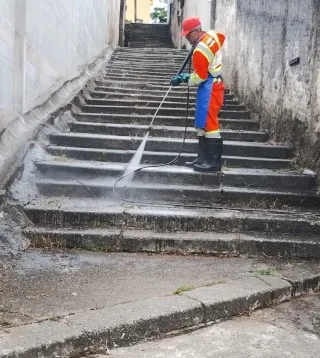 Lavagem especial de equipamentos públicos