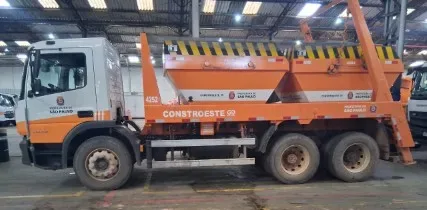 CAMINHÃO POLIGUINDASTE DUPLO