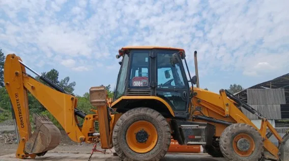 RETROESCAVADEIRA - CAP. CAÇAMBA FRONTAL 0,76 M3