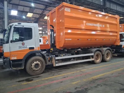 CAMINHÃO ROLL-ON ROLL-OFF