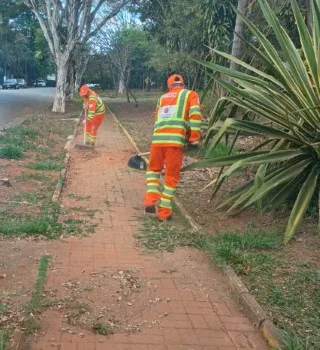 Equipe para varrição de praças