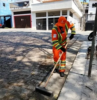 Varrição manual de vias e logradouros públicos
